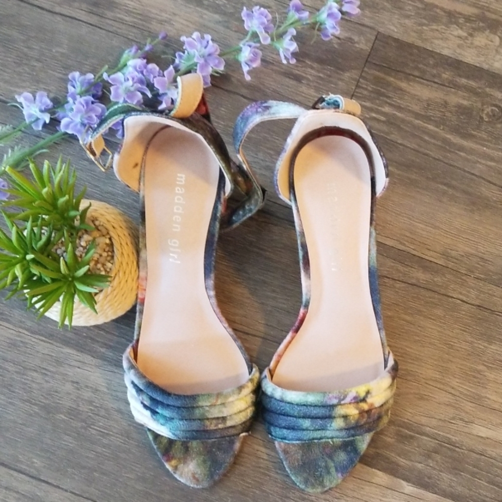 😍😍Madden Girl Brrenna Floral Block Heel Sandal - Picture 3 of 8
